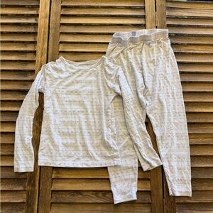 32 Degrees Kids Matching Set Long Johns Thermal Lining in White Gray Snowflakes